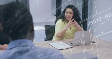 Takım lideri iş toplantılarında dizüstü bilgisayardaki animasyon çizelgesini göstererek el sıkışıyor. İşbirliği, takım çalışması, iletişim, profesyonel, ofis, tartışma, beyin fırtınası