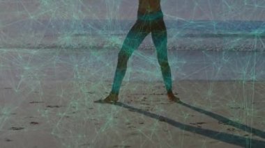 Fitness eğitmeni taban değiştiriyor ve denge için kollarını sürüklenen ağ örtüsüyle açıyor. Atletik, poz, açık hava, sakin, dijital, biyomekanik, sağlık