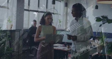 Kadın dizüstü bilgisayarı değiştiriyor ve erkek ofisteki tableti animasyon çizelgeleri olarak tıkırdatıyor iş sezgilerini yönlendiriyor. İşbirliği, takım çalışması, yenilik, veri analizi, iş stratejisi, modern çalışma alanı, profesyonel çevre