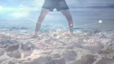 Sahilde ikiye ayrılan bir çocuk, fitness teknolojisi için ışıldayan ağ örtüsünü etkinleştiriyor. Gençlik, eğlence, yaşam tarzı, canlı, fitness, teknoloji, açık hava