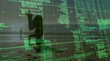 Sahilde amuda kalkan bir kadın teknik arayüz olarak belirdi ve kod kaydırma sahnesini oluşturdu. Dijital, dinginlik, denge, yenilik, fitness, sakinlik, farkındalık