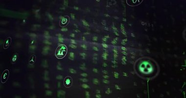 Dijital simgelerde kaybolan, neon devreler boyunca sürüklenen, fabrikayı aydınlatan ve karbondioksit odaklı. Teknoloji, sürdürülebilirlik, yenilik, çevre, dijital, siber, geleceksel.