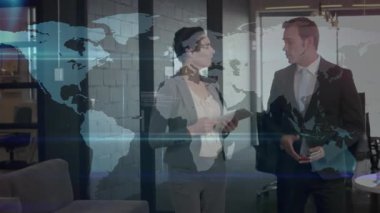 İş uzmanları tablet verilerini sunuyor ve küresel bağlantılar için holografik dünya haritasını etkinleştiriyor. Teknoloji, işbirliği, yenilik, dijital, fütüristik, ağ oluşturma, kurumsal