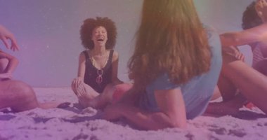 Arkadaşlar plajda oturmuş pembe güneş gözlüğü takıyor, hayat tarzı pazarlama için kahkahalar atıyorlar. Sahil, arkadaşlık, eğlence, canlı, açık hava, gündelik, mutlu