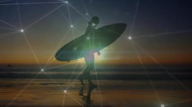 Gün batımında ıslak kıyı şeridine çıkan sörfçü, parlayan teknoloji haritalama rotasını etkinleştiriyor. Siluet, okyanus, günbatımı, dijital, teknoloji, yansıma, dalgalar