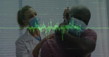 Doktor, muayene sırasında ellerini hastanın omzuna koyup kafa hareketlerini kontrol ediyor. Sağlık, fizik tedavi, teşhis, rehabilitasyon, tıbbi eğitim, klinik, sağlık