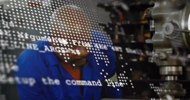 Teknisyen teftiş makinesinin hizalaması atölyede doğruluk için kaybolan şeffaf harita örtüsü olarak gösterilir. Sanayi, teknoloji, kesinlik, mühendislik, görselleştirme, otomasyon, işçilik