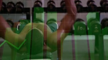 Ağırlık tutan ve yeşil grafik eşleşmeli yedek kulübesine baskı yapan bir adam izleme uygunluğu sürecini tamamlıyor. Güç, fitness, antrenman, spor salonu, kas, dayanıklılık, teknoloji