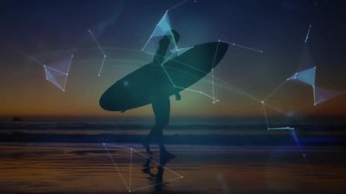 Sahilde gün batımında yürüyen dişi sörfçü çokgenlerin teknolojik demo için dönüşümlü küre haline gelmesine neden oluyor. Eşitlik, yenilik, fütüristik, dinginlik, bağlantı, rakam, ilham