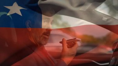 Şili bayrağını sallayan bir ses asistanına konuşan bir sürücü. Otomobil, iletişim, teknoloji, hareketlilik, profesyonellik, seyahat, hükümet