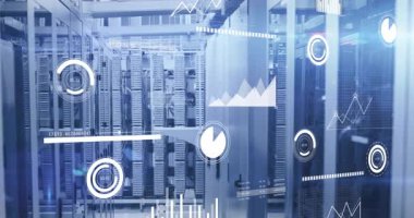 Başlangıçta, performans izleme ölçümlerini güncelleyen sunucuların üzerinde canlandırma yapan dijital gösterge grafikleri. Teknoloji, veri, analitik, ağ, altyapı, fütürist, verimlilik