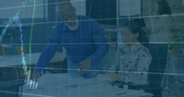 Kıdemli analist ve tasarımcı, pazar eğilimlerini gösteren finans grafiğini kapsayan planlar üzerinde görüştü. Şirket, işbirliği, stratejik, veri, analitik, iş akışı, modern