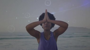 Kapatılan gözler avuçlarla birleşiyor. Yogi 'nin etrafındaki parlayan parçacıklar gün batımında okyanusta meditasyon yapıyorlar. Farkındalık, sükunet, maneviyat, meditasyon, dinginlik, refah, dijital sanat