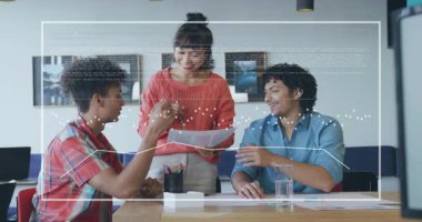 Masada iş ekibi toplantısı, kadın raporları veri analizi için ortaya çıkan animasyon grafiği olarak gösteriyor. İşbirliği, takım çalışması, veri görselleştirme, profesyonel, ofis, tartışma, strateji