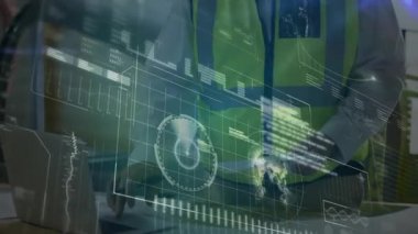 Klavyede yazan lojistik işçisi hologram çalıştırıyor tarayıcıyı yükseltiyor ve nakliye haritasını güncelliyor. Teknoloji, veri analizleri, endüstriyel, fütüristik, dijital arayüz, tedarik zinciri, operasyonel