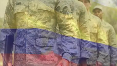 Tüfek tutan askerler, kamera geri çekilerek Ukrayna bayrağıyla yapılan teşhir törenini gözler önüne seriyorlar. Askeri, disiplin, yiğitlik, kamuflaj, takım, vatanseverlik, hazırlık