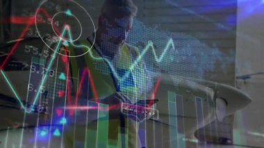 Saha çalışanı akıllı telefonu hangarda dinlerken küresel veriler jet durumunu gösteriyor. Analizler, teknoloji, sanayi, havacılık, iş, profesyonel, dijital
