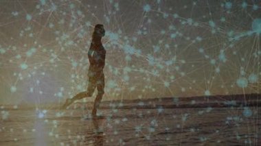 Kadın gün batımında plaj koşusuna başlıyor, suyu tekmeliyor sonra da ağ düğümleriyle fitness için yürüyor. Atletik, boş zaman, minimalist, sağlıklı, dinamik, doğa, canlı