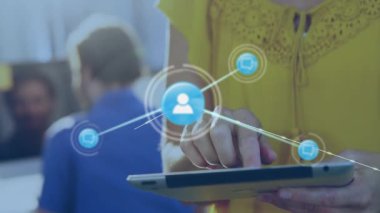 Kadın tableti tıklatıyor, sosyal medya ağının gelişimini gösteren ışıldayan simgeler yayıyor. Teknoloji, yenilik, bağlantı, dijital, işbirliği, çalışma alanı, iletişim