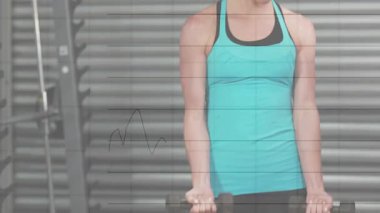 Antrenör çerçeve kılavuz fitness istemcisi grafik izleme formu olarak biseps kıvrımları yapıyor. Spor, güç, antrenman, spor, antrenman, egzersiz, performans