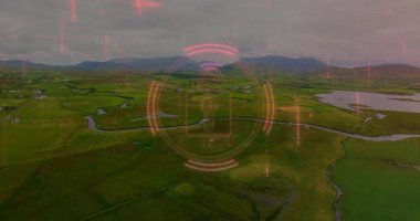 Kırmızı tarama işaretleri yanıp sönüyor, kırmızı kilit simgesi görünüyor ve güvenlik gösteren alanların üzerinde titreşen halkalar var. Kırsal, güvenlik, teknoloji, dijital, manzara, izleme, koruma