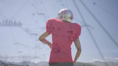 Futbolcu gövdesini değiştiriyor, sahada kolunu uzatıyor, fırlatma hazırlıkları için ağ örtülerini etkinleştiriyor. Sporcu, spor, yarışma, eğitim, teknoloji, performans, açık hava