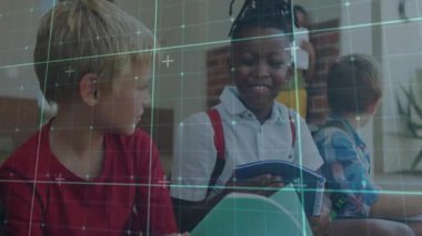 Okulun dışındaki bankta oturan üç çocuk not defterlerini açıp şebekelerle diyagramlarını paylaşıyorlar. Arkadaşlar, eğitim, işbirliği, gençlik, neşe, açık hava, öğrenme