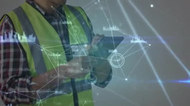 Saha teknisyenleri tablet ekranı tıklatıyor ve inşaat alanı izleme için canlı ölçümleri etkinleştiriyor. Teknoloji, veri görselleştirme, endüstriyel, bağlantı, dijital analiz, profesyonel, yenilik