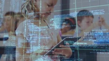 Sınıfa tıklayan kız öğrenci tablet ekranı etkinleştirme kodu tarama ızgarası, öğrenme teknolojisi. Eğitim, teknoloji, yenilik, dijital, öğrenme, okul, gençlik