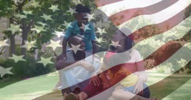 Kızını gıdıklayan baba hayat tarzı pazarlaması için çimenli çimlerde kıkırdamaya ve aile bağlarına neden oluyor. Açık hava, birliktelik, neşe, bağlantı, çocukluk, boş zaman, uyum.