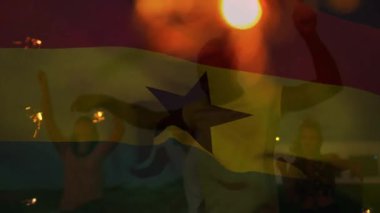 Pazarlama, bayrağın solduğunu gösteriyor. Sahilde dans eden arkadaşları gösteriyor. Havai fişekler sallayıp birlik kutluyorlar. Şenlikler, dostluk, aydınlanma, alacakaranlık, kutlama, uyum, açık hava