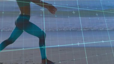 Kadın, nefes alıp vererek yüksek hamleye geçiyor, plaj yogasında kollarını kaldırıyor ve çekirdeklerini dalgalandırıyor. Spor, rahatlama, dinginlik, sağlık, açık hava, minimalist, siluet