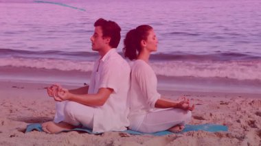 Kumsalda serilen mavi paspas, sağIık için meditasyon yapıyor. Deniz mavisi girdapları artı yapraklar hareket ediyor. Huzur, huzur, enerji, uyum, farkındalık, doğa, rahatlama.