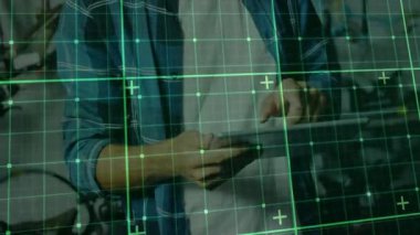 Erkek teknisyen tıklaması ve atölyedeki tableti araklaması, bisiklet tamir verilerini aktifleştirmesi. Teknoloji, dijital arayüz, kullanıcı etkileşimi, yenilik, zanaatkar, modern, endüstriyel