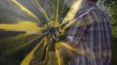 Erkek ve kadın bahçede el ele tutuşuyor, kollarında dönen ışıklar, renk değiştiren pazarlama. Romantik, bağlantı, enerji, canlı, uyum, doğa, neşe