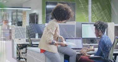 Meslektaşım masasına yaklaşıyor. Veri analizlerine rehberlik eden bir rapor gösteriyor. Kadın kahve içerken daktilo yazıyor. İşbirliği, takım çalışması, ofis, profesyonel, iletişim, tartışma, teknoloji