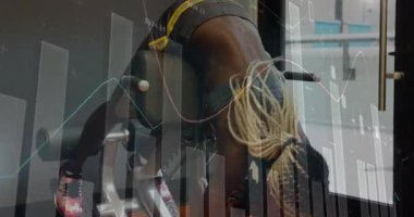 Bir kadın bankın üstüne çıkıyor ve spor salonunda arka kısımlarını güvence altına alıyor. Finans grafiği üst üste biniyor. Fitness, strength, training, athleticism, health, determination, performance