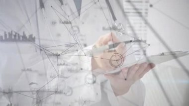 Kadın doktor kalemi kağıda döküyor ve veri akışını gösteren ağ örtüşmesi olarak not alıyor. Tıbbi, veri, ağ, görselleştirme, analitik, klinik, teknoloji