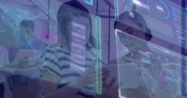 Tableti inceleyen, iş analizi başlatan iki kadın güncelleme tablolarını örtüyor, verileri analiz ediyor. İşbirliği, teknoloji, veri görselleştirme, dijital arayüz, takım çalışması, profesyonel, yenilik