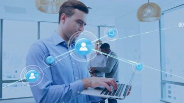 Pencerelerin yanında dizüstü bilgisayarda yazan adam, simge soluyor, düğümleri iş ortaklığıyla birleştiriyor. Teknoloji, ağ oluşturma, takım çalışması, yenilik, dijital, modern, bağlantı