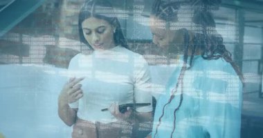 Teknoloji ofisinde görünürken verileri incelemek için akıllı telefon ekranını gösteren meslektaşlar. İşbirliği, takım çalışması, yenilik, modern, endüstriyel, dijital, profesyonel