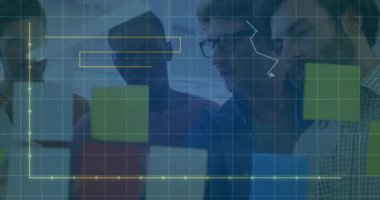 Veri incelemesi sırasında animasyon çizelgesini takip eden yapışkan notlarla cam ızgarasına bakan meslektaşlar. İşbirliği, beyin fırtınası, strateji, takım çalışması, iş dünyası, sunum, analitik