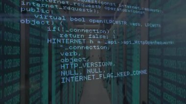 Kamera ilerlemesi C + + rutinlerinin sunucu verilerini eşleştirdiğini göstermek için parşömen kaydırmasını tetikler. Teknoloji, siber güvenlik, veri merkezi, programlama, otomasyon, ağ altyapısı, kod görselleştirme