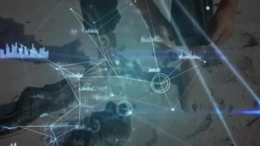 Bebek bacağı kayıyor ve tozlu zeminde botların arasında sürünüyor AR ağı hareketlerini analiz ediyor. Fütürist, teknoloji, bağlantı, yenilik, keşif, gelişme, denetim