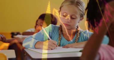 Eğitim sahnesinde kalem ve yazı kaldıran bir kız. Grafikler, renkleri silme, gülümseme. Öğrenme, okuma yazma, sınıf, eğitim, çocukluk, analiz, coşku