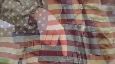 Asker, top ateşleme ve omuz tüfeği eğitiminde, okların yönlendirme hareketiyle. Askeri, taktik, ekipman, açık hava, hazırlık, disiplin, eylem