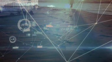 Üst düzey kadın kıyı şeridi boyunca yürürken AR teknik demo için izleme hareketini örtüyor. Plaj, teknoloji, fütüristik, gevşeme, ortam, dijital, manzara