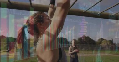 Koç, maymun parmaklıklarında sporcuya işaret veriyor, sporcu, saydam grafiklerin altında sallanarak antrenman gücünü arttırıyor. Kararlılık, takım çalışması, fitness, açık hava, atletizm, motivasyon, ilerleme