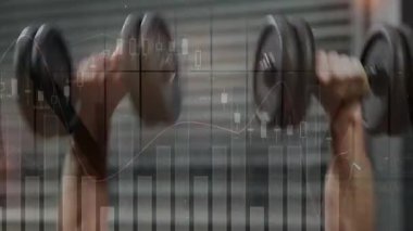 Dambılları kavramış bir adam, spor salonunun kapısında titreşen veri tabloları performansı bağlarken göğsüne bastırıyor. Fitness, strength, training, industry, determination, performance, data