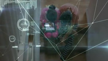 Anne ve kızı merdivenlerde oturuyor, çocuk tableti tıkırdatıyor ve teknoloji ağı kurulumunu başlatıyor. Aile, teknoloji, bağlantı, öğrenme, yenilik, ev, etkileşim